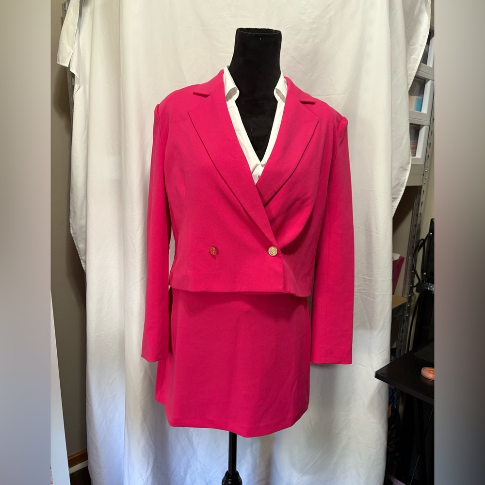 Stunning NWOT Micheal Kors fuchsia 2pc suit combo!